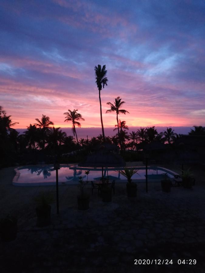 Blue Moon Beach Holiday Resort Иньямбане Экстерьер фото