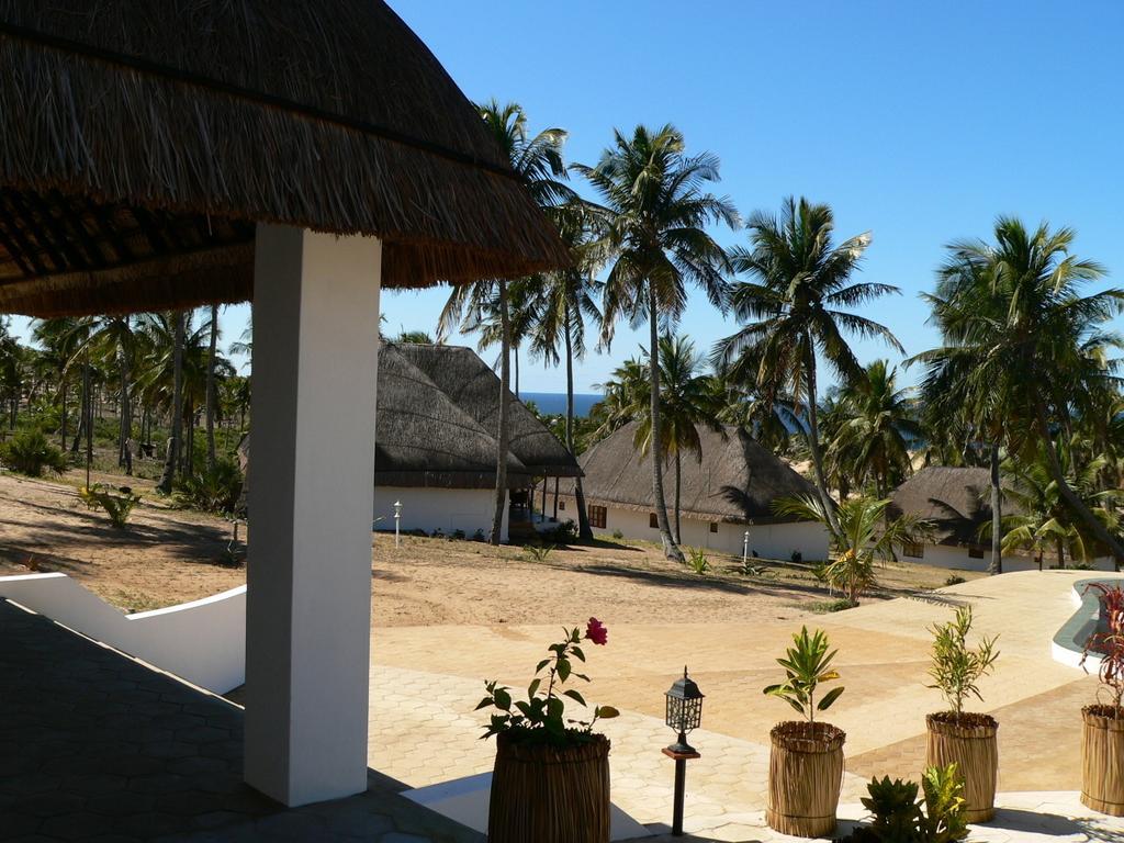 Blue Moon Beach Holiday Resort Иньямбане Экстерьер фото