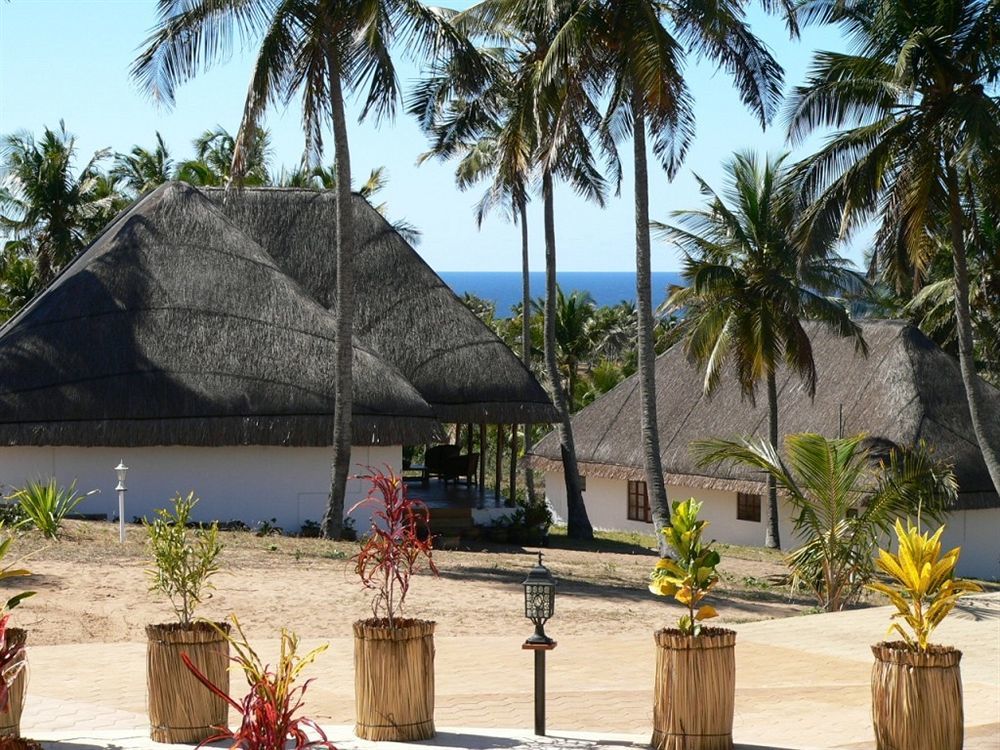 Blue Moon Beach Holiday Resort Иньямбане Экстерьер фото