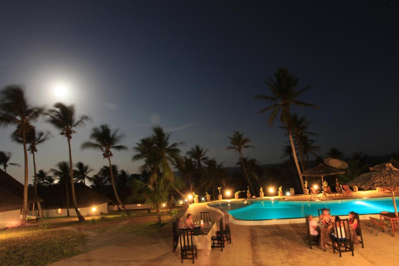 Blue Moon Beach Holiday Resort Иньямбане Экстерьер фото
